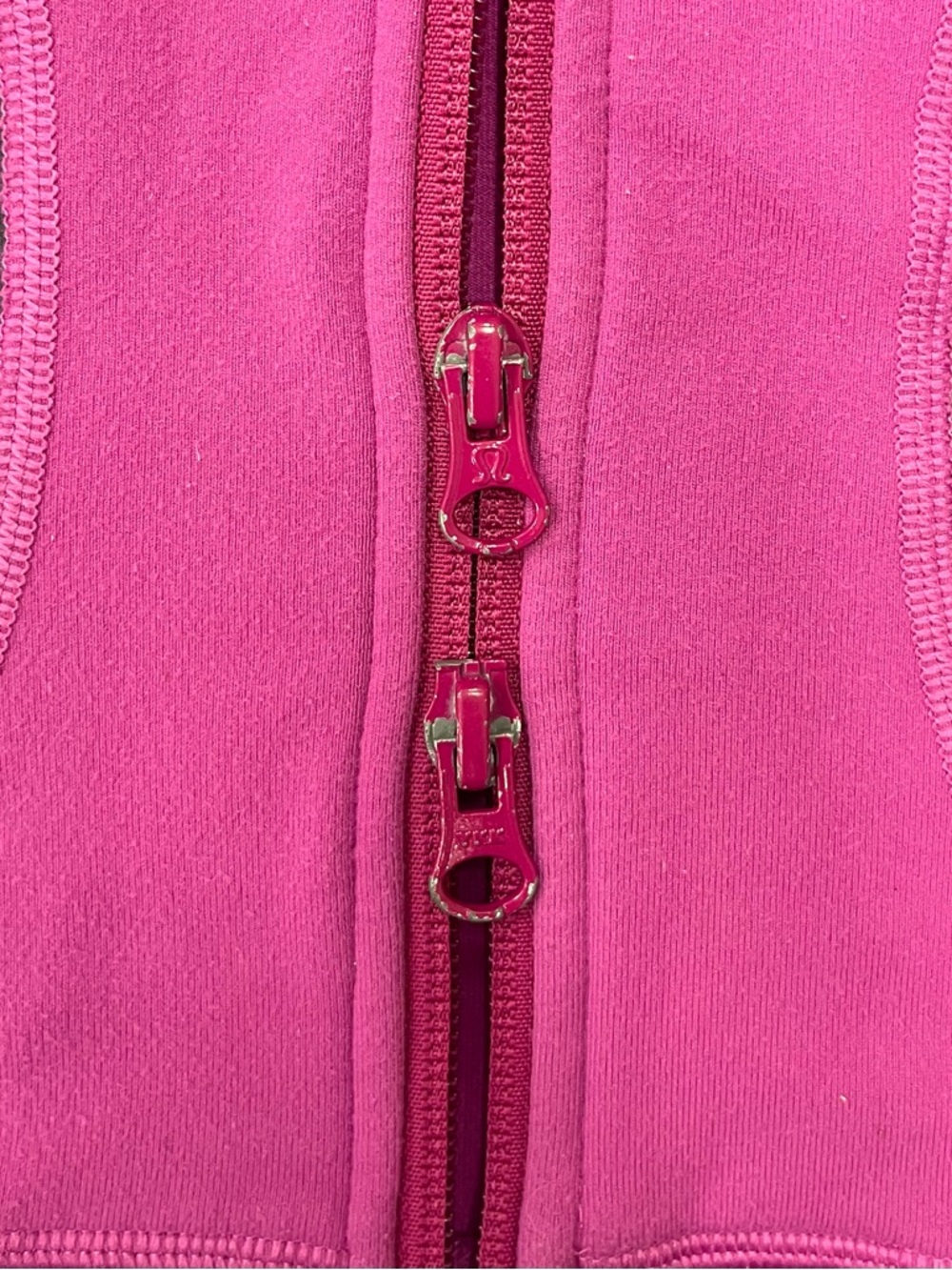 🚴🏼♀️ Lululemon In Stride Jacket~Women’s Sz 4~Fuchsia w/ Large Black Logo - Picture 5 of 12